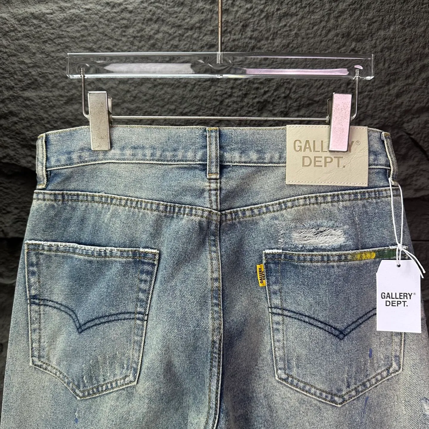 P300 GALLERY DEPT. 2025 New Retro Splashed Ink Hole Stitching Seams Couple Style Loose Bootcut Jeans 🔥High Version🔥High Version🔥 Top Ceiling Quality Styles with different washed textures are very friendly to people with thin legs and thick legs. The loose version of the bootcut is very flattering to the leg shape. Moderate length that never goes out of style, easy and casual to match, basic styling for various styles, a must-have in the wardrobe! The fabric is stiff but also makes the upper body soft without losing texture. The washing process is even more perfect. It is a must-have item for everyone! ! ! Washed wheat, hang tag, pants label, three complete labels, color: blue, size: 28, 30, 32, 34, 36 (five sizes)